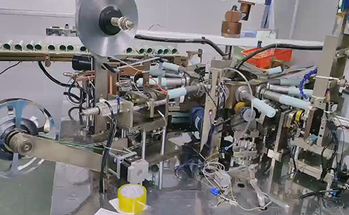 Laboratuvar Teknisyeni Malzeme Testini Y&uuml;r&uuml;t&uuml;yor