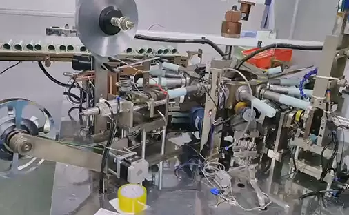 Laboratuvar Teknisyeni Malzeme Testini Y&uuml;r&uuml;t&uuml;yor